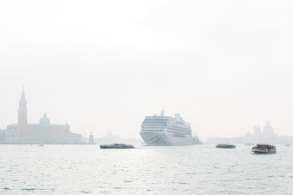 3 - VENEZIA - NAVIGANDO TRA LA NEBBIA.jpg